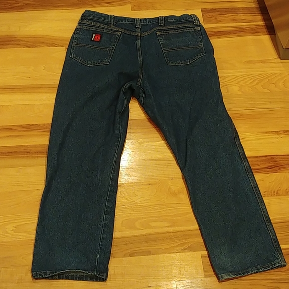 Like new Wrangler relaxed fit jeans - Picture 2 of 6